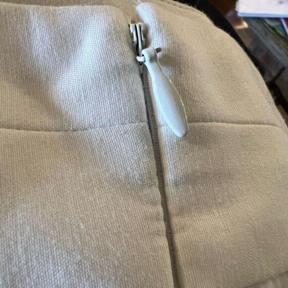 Beautiful Banana Republic size 6 petites white mini skirt with slit at back - Picture 5 of 5